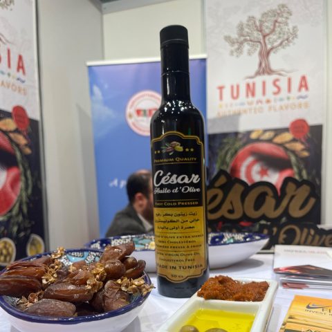 Bouteille César en dégustation avec dattes et huile